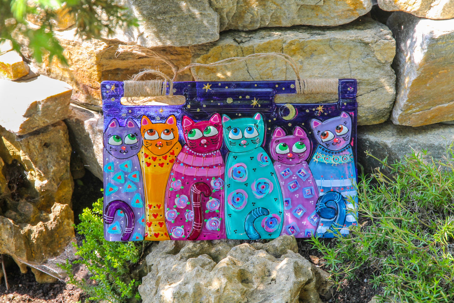 Friendly Cat Family Glass Panel Wall Art - Hand-Painted Fused-Glass Panel with Heartwarming Feline Love, 30 cm