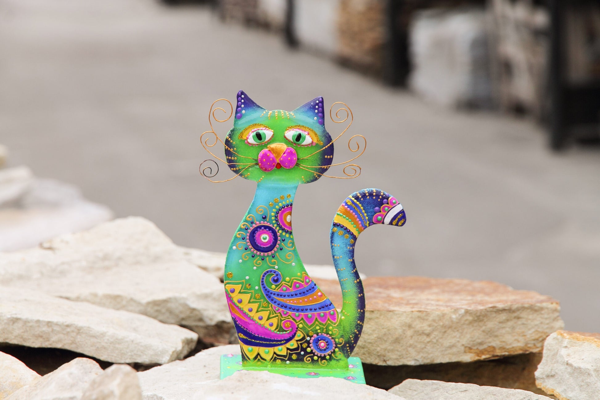 Loving Cat on the Stand Big Glass Artwork - Hand-Painted Fused-Glass Decor with Delightful Cat Perched, 25 cm Green