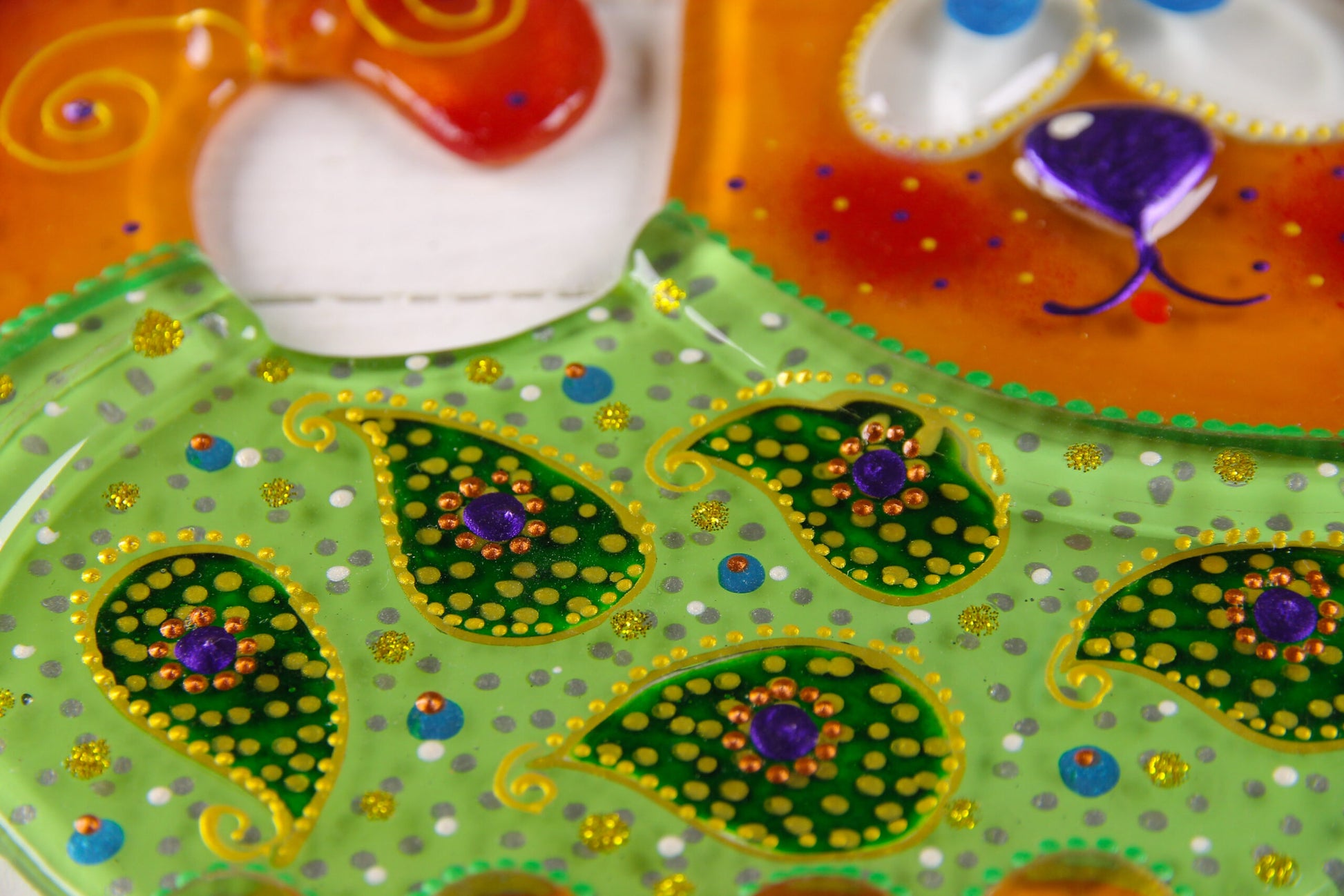 Big Heartwarming Cat Glass Artwork - Hand-Painted Fused-Glass Decor with Charming Cat, Vibrant Colors, and Captivating Patterns
