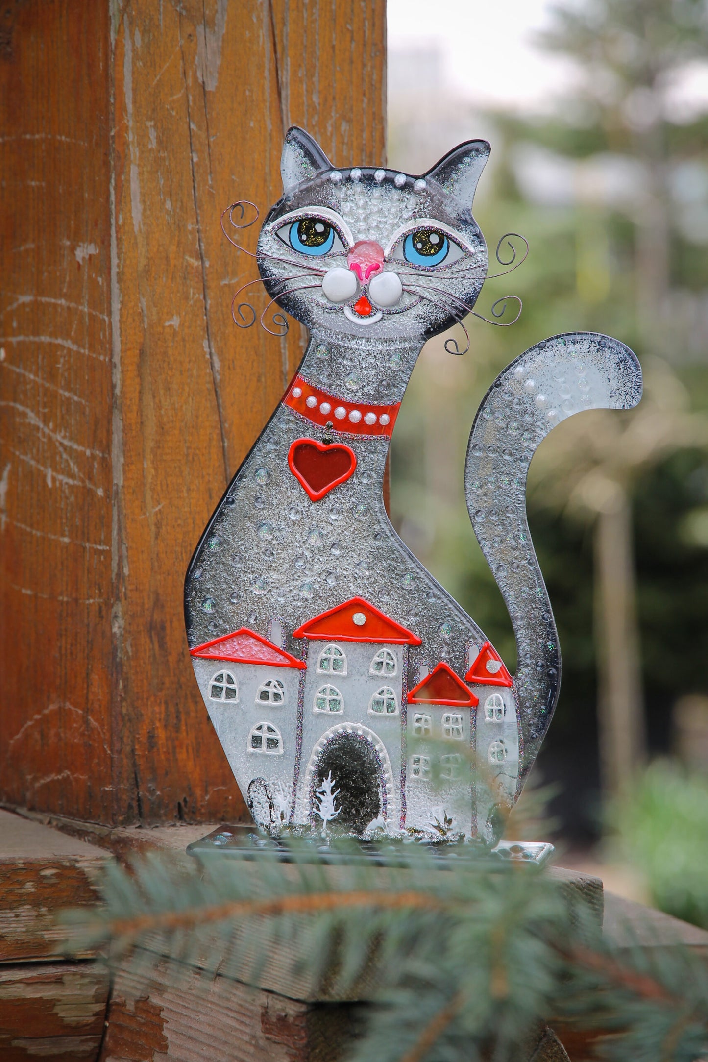 Loving Cat on the Stand Big Glass Artwork - Hand-Painted Fused-Glass Decor with Delightful Cat Perched, 25 cm Grey