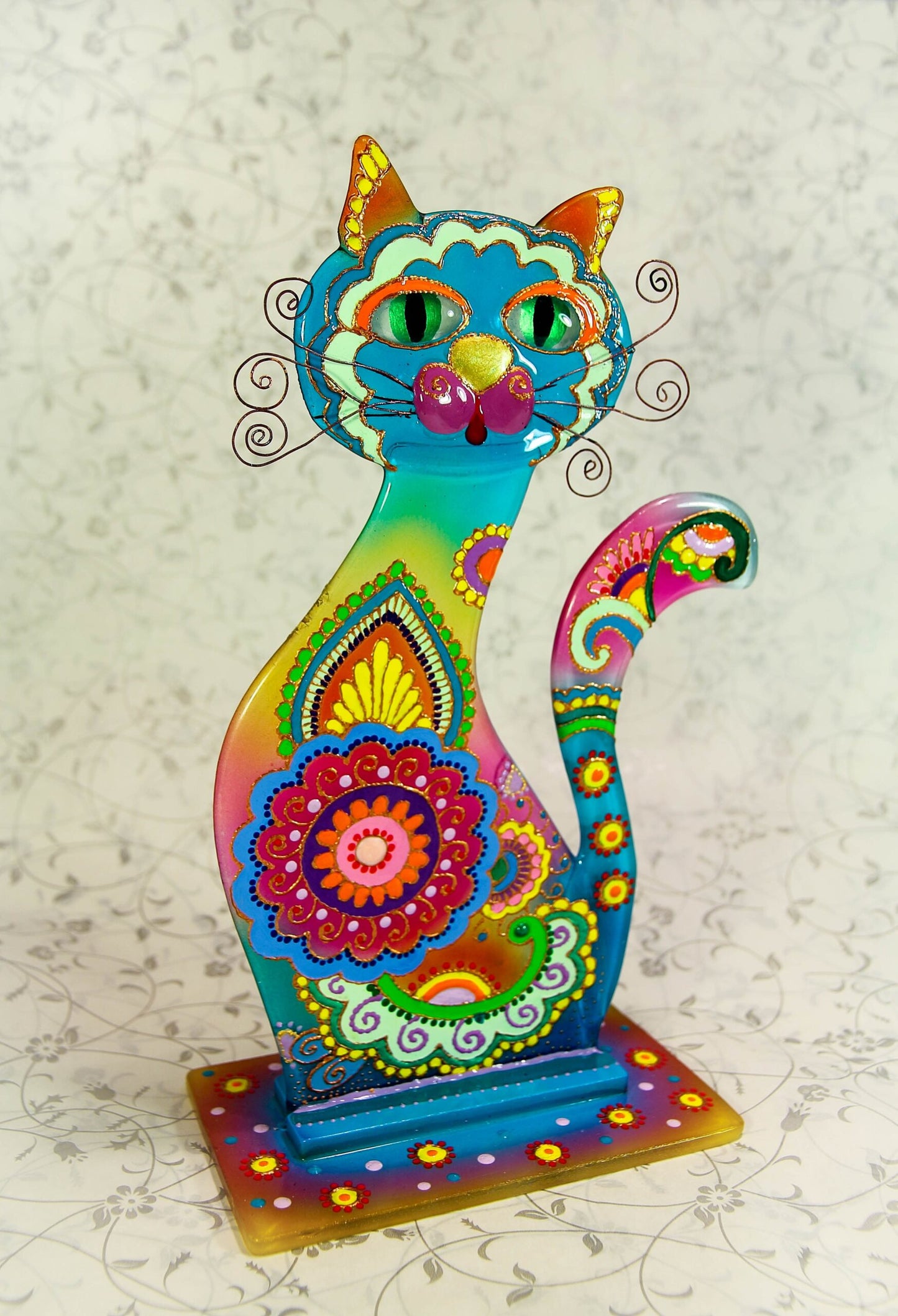 Loving Cat on the Stand Big Glass Artwork - Hand-Painted Fused-Glass Decor with Delightful Cat Perched, 25 cm, Rainbow