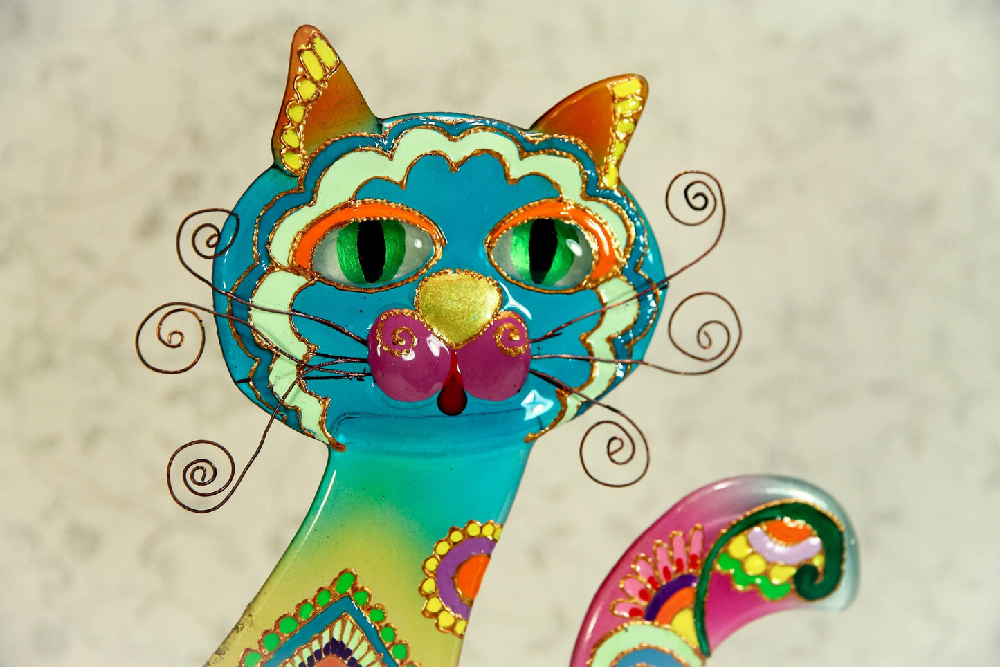 Loving Cat on the Stand Big Glass Artwork - Hand-Painted Fused-Glass Decor with Delightful Cat Perched, 25 cm, Rainbow