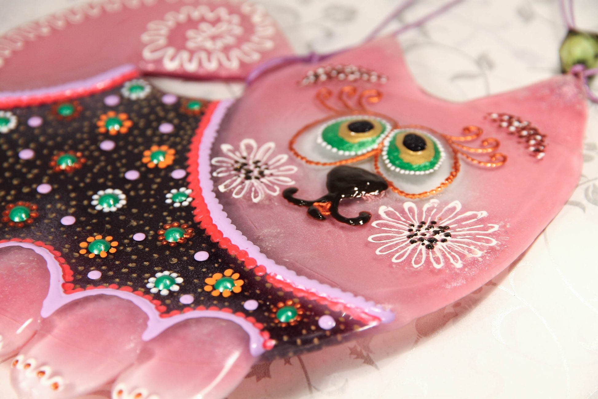 Big Soulful Cat Glass Artwork - Hand-Painted Fused-Glass Decor with Charming Cat, Vibrant Colors, and Captivating Patterns