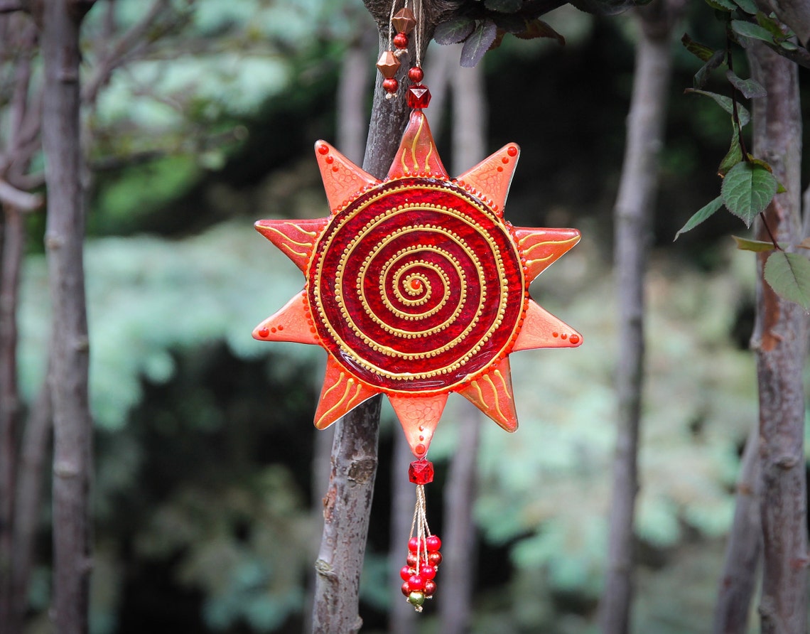 Hand-Painted Mandala Symbol Talisman Glass Artwork - red Suncatcher, 14 cm Diameter, Spiritual Harmony and Personalized Design