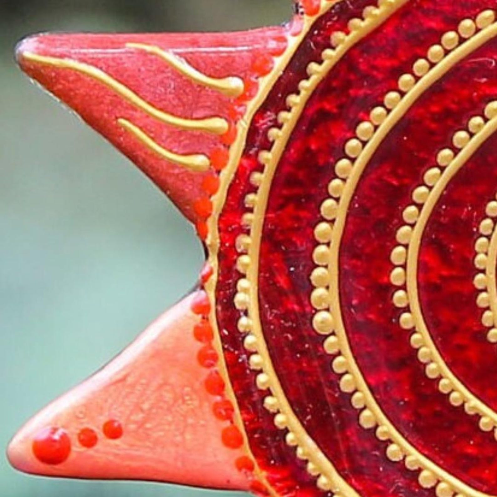 Hand-Painted Mandala Symbol Talisman Glass Artwork - red Suncatcher, 14 cm Diameter, Spiritual Harmony and Personalized Design