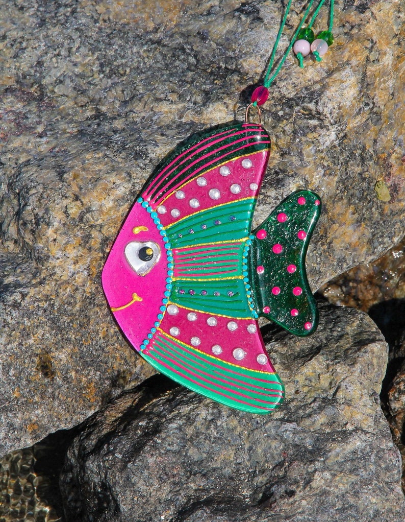 Charming Delight Fish Glass Artwork - Hand-Painted, Personalized Decor, Pink & Green, 15 cm - Now