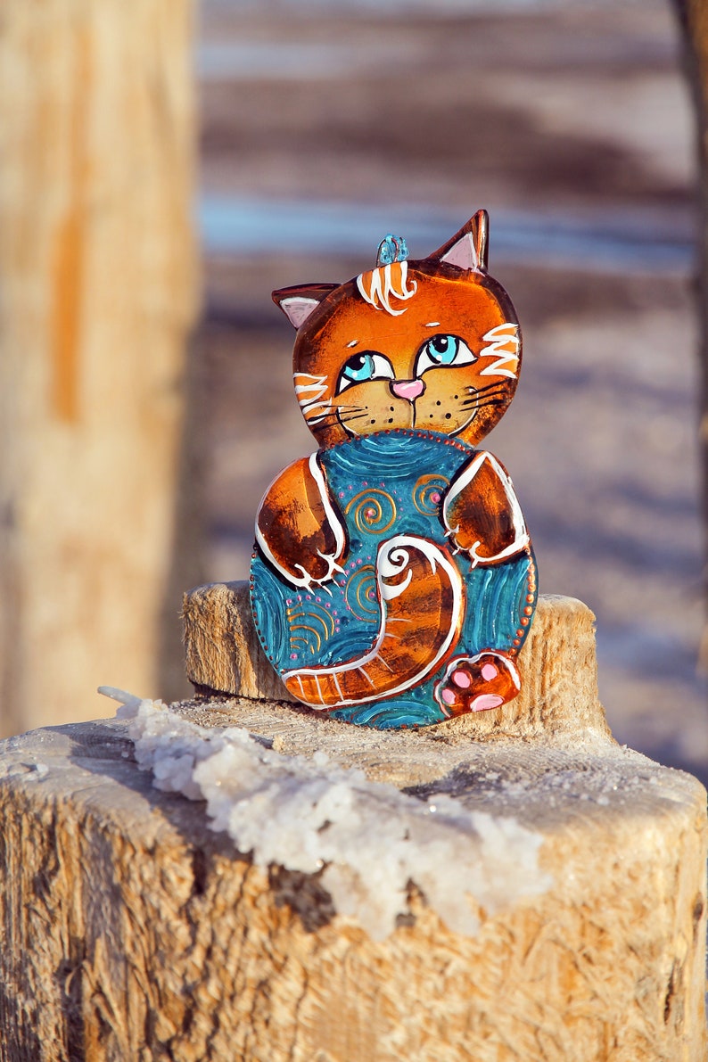 Playful Kitten with a Ball Glass Artwork - Hand-Painted, Personalized Home Decoration, 15 cm - Now