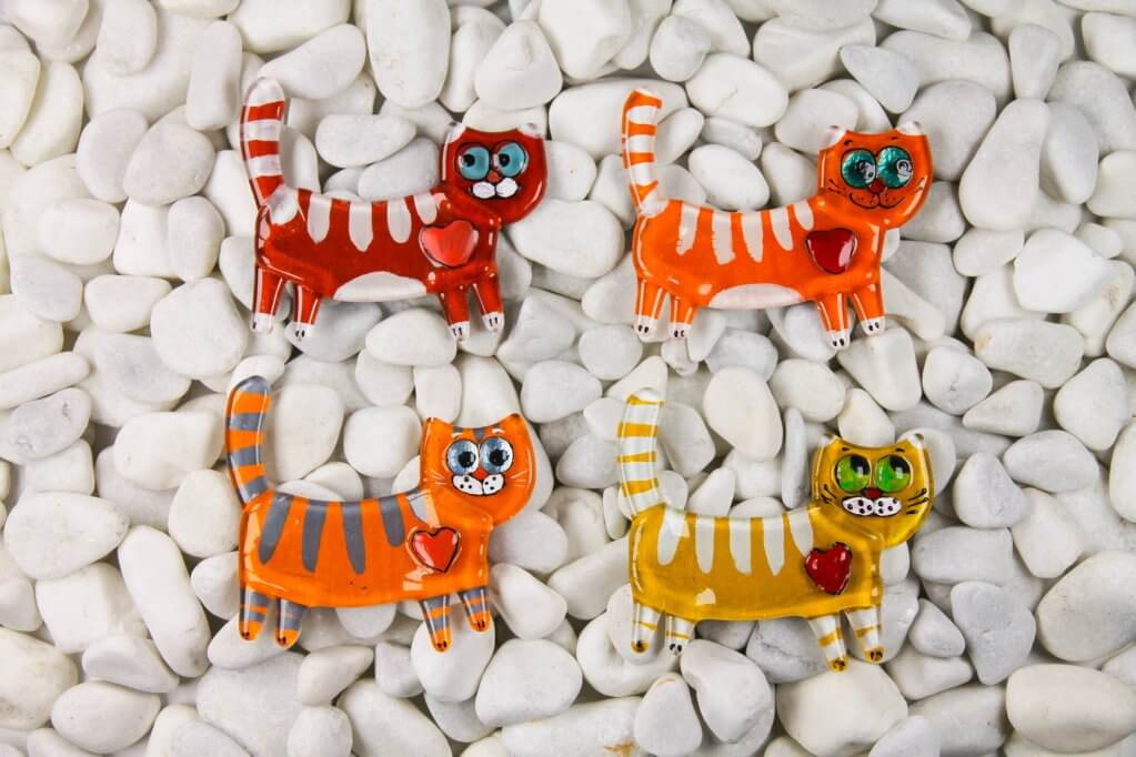 Handcrafted Hungry Cat Tail Up Glass Fridge Magnet - Personalized Souvenir, Custom Wholesale Orders, Iconic Landmarks, Miniature Canvases, Dimensions: 12 x 10 x 0.4 cm.