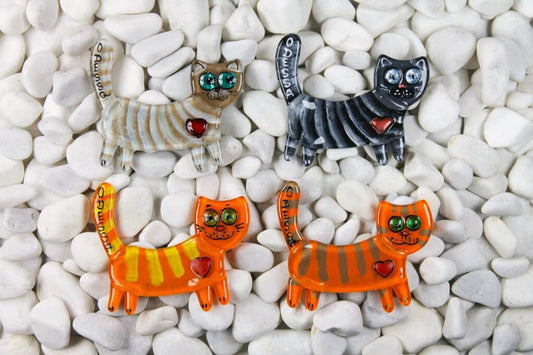 Handcrafted Hungry Cat Tail Up Glass Fridge Magnet - Personalized Souvenir, Custom Wholesale Orders, Iconic Landmarks, Miniature Canvases, Dimensions: 12 x 10 x 0.4 cm.