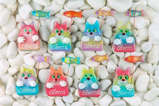 Pastel Cat with Fish Glass Fridge Magnet - Hand-Crafted, Hand-Painted, Personalized Tourist Souvenir, 10 x 6 cm
